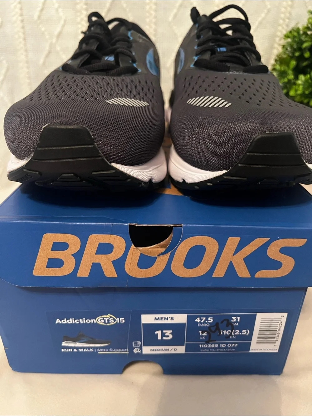Brooks Men's Black and Blue Running Sneakers